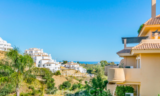 Mooi appartement met groot terras en prachtig uitzicht op zee te koop in een luxe complex met veel voorzieningen in Nueva Andalucia, Marbella 20135 