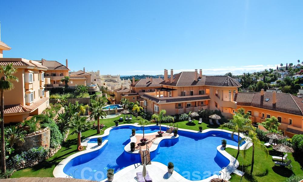 Mooi appartement met groot terras en prachtig uitzicht op zee te koop in een luxe complex met veel voorzieningen in Nueva Andalucia, Marbella 20214