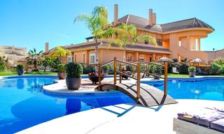 Mooi appartement met groot terras en prachtig uitzicht op zee te koop in een luxe complex met veel voorzieningen in Nueva Andalucia, Marbella 20215 