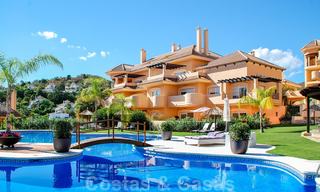 Mooi appartement met groot terras en prachtig uitzicht op zee te koop in een luxe complex met veel voorzieningen in Nueva Andalucia, Marbella 20217 