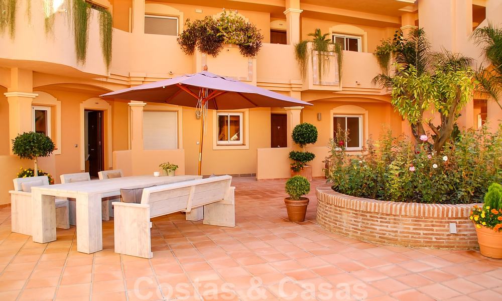 Mooi appartement met groot terras en prachtig uitzicht op zee te koop in een luxe complex met veel voorzieningen in Nueva Andalucia, Marbella 20219