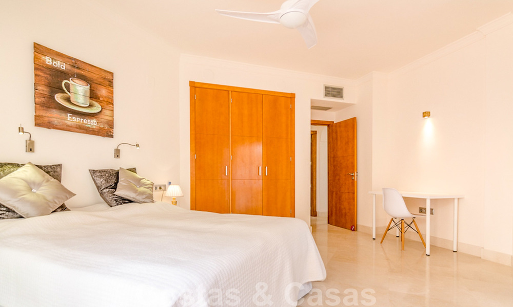 Ruim, volledig gerenoveerd appartement met zeezicht te koop in een luxe complex met talrijke voorzieningen in Nueva Andalucia, Marbella 20184