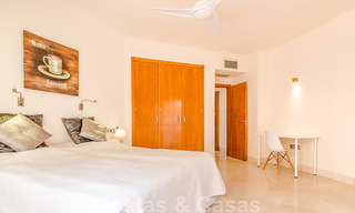 Ruim, volledig gerenoveerd appartement met zeezicht te koop in een luxe complex met talrijke voorzieningen in Nueva Andalucia, Marbella 20184 