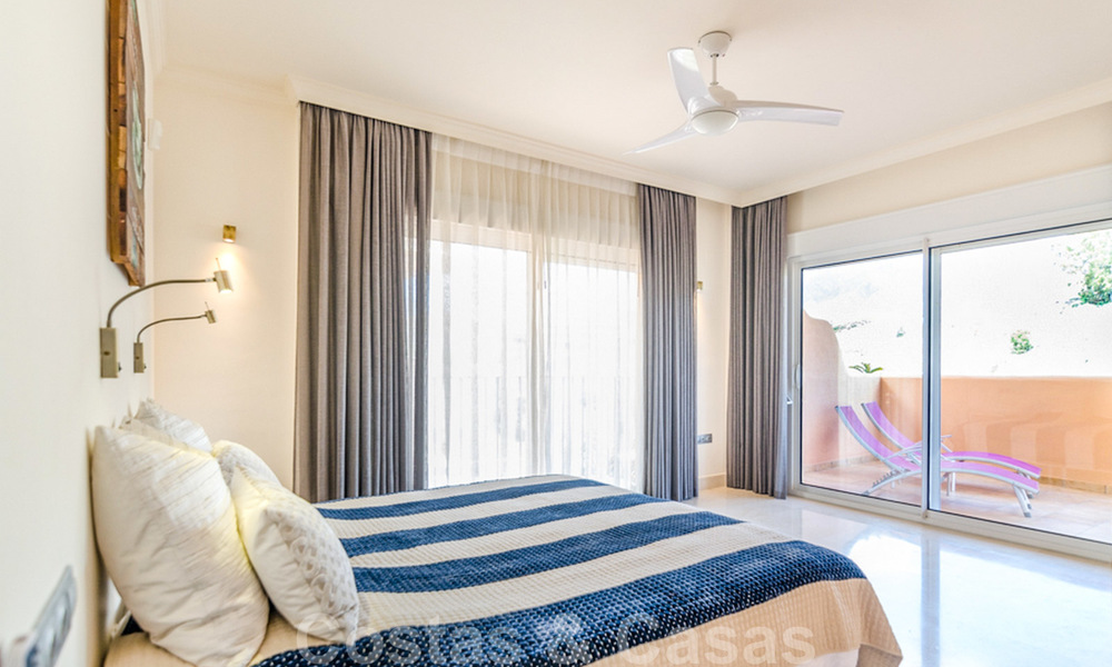 Ruim, volledig gerenoveerd appartement met zeezicht te koop in een luxe complex met talrijke voorzieningen in Nueva Andalucia, Marbella 20186