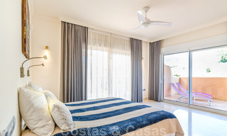 Ruim, volledig gerenoveerd appartement met zeezicht te koop in een luxe complex met talrijke voorzieningen in Nueva Andalucia, Marbella 20186 