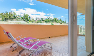 Ruim, volledig gerenoveerd appartement met zeezicht te koop in een luxe complex met talrijke voorzieningen in Nueva Andalucia, Marbella 20187 
