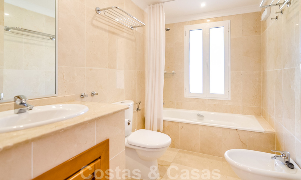 Ruim, volledig gerenoveerd appartement met zeezicht te koop in een luxe complex met talrijke voorzieningen in Nueva Andalucia, Marbella 20188