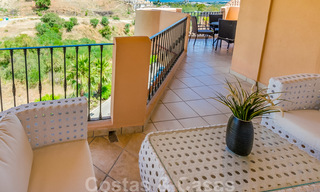Ruim, volledig gerenoveerd appartement met zeezicht te koop in een luxe complex met talrijke voorzieningen in Nueva Andalucia, Marbella 20190 