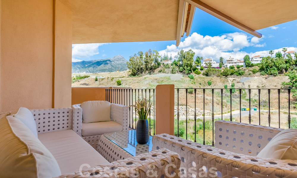 Ruim, volledig gerenoveerd appartement met zeezicht te koop in een luxe complex met talrijke voorzieningen in Nueva Andalucia, Marbella 20192