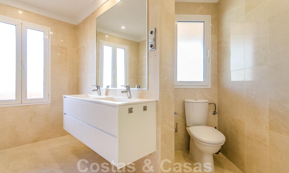 Ruim, volledig gerenoveerd appartement met zeezicht te koop in een luxe complex met talrijke voorzieningen in Nueva Andalucia, Marbella 20196