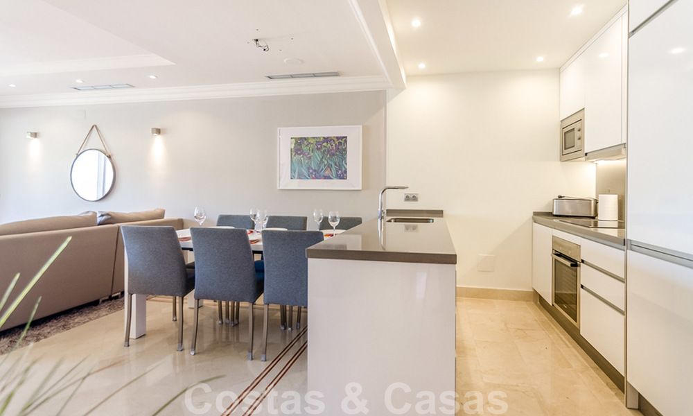 Ruim, volledig gerenoveerd appartement met zeezicht te koop in een luxe complex met talrijke voorzieningen in Nueva Andalucia, Marbella 20198