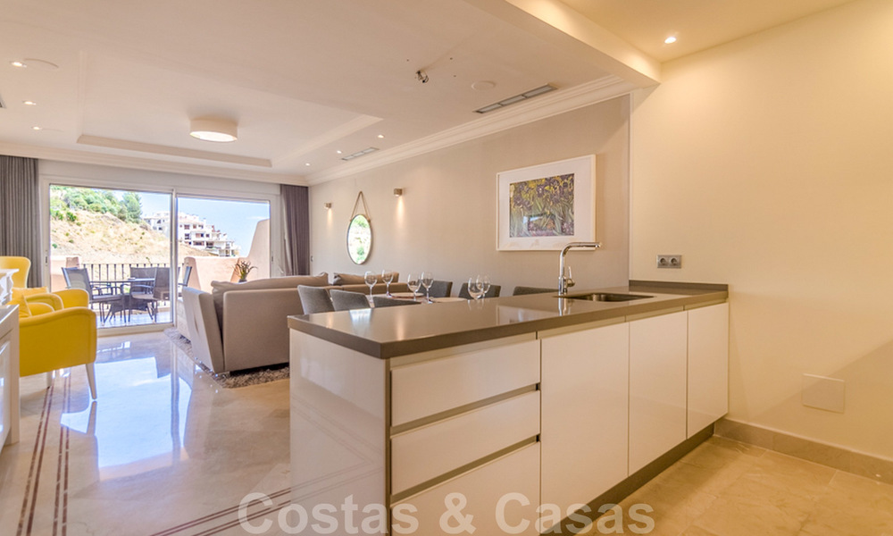 Ruim, volledig gerenoveerd appartement met zeezicht te koop in een luxe complex met talrijke voorzieningen in Nueva Andalucia, Marbella 20201