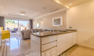 Ruim, volledig gerenoveerd appartement met zeezicht te koop in een luxe complex met talrijke voorzieningen in Nueva Andalucia, Marbella 20201 