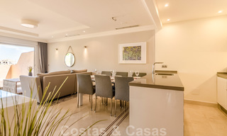Ruim, volledig gerenoveerd appartement met zeezicht te koop in een luxe complex met talrijke voorzieningen in Nueva Andalucia, Marbella 20202 