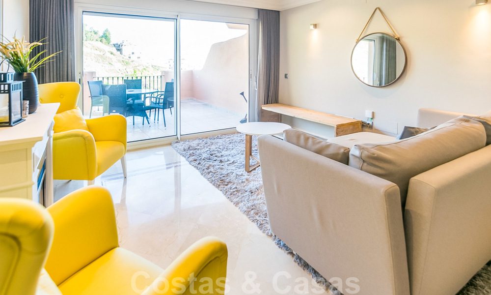 Ruim, volledig gerenoveerd appartement met zeezicht te koop in een luxe complex met talrijke voorzieningen in Nueva Andalucia, Marbella 20203