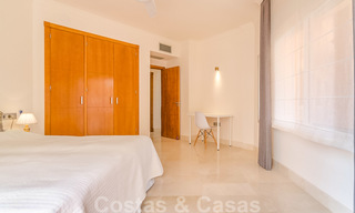 Ruim, volledig gerenoveerd appartement met zeezicht te koop in een luxe complex met talrijke voorzieningen in Nueva Andalucia, Marbella 20204 