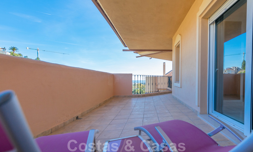 Ruim, volledig gerenoveerd appartement met zeezicht te koop in een luxe complex met talrijke voorzieningen in Nueva Andalucia, Marbella 20211
