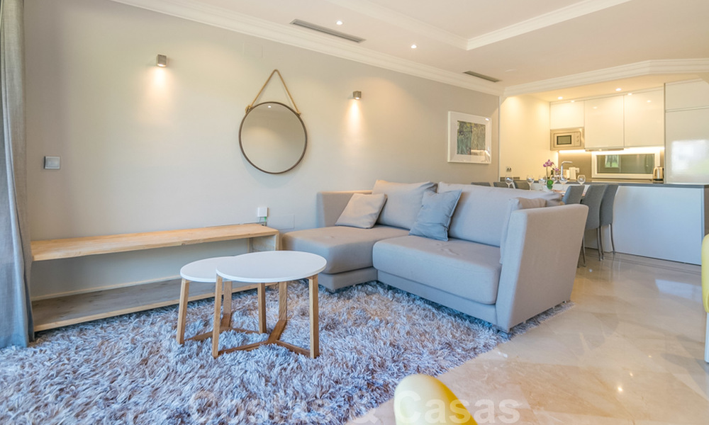 Ruim, volledig gerenoveerd appartement met zeezicht te koop in een luxe complex met talrijke voorzieningen in Nueva Andalucia, Marbella 20212