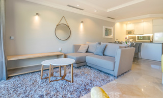 Ruim, volledig gerenoveerd appartement met zeezicht te koop in een luxe complex met talrijke voorzieningen in Nueva Andalucia, Marbella 20212 