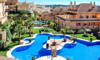 Ruim, volledig gerenoveerd appartement met zeezicht te koop in een luxe complex met talrijke voorzieningen in Nueva Andalucia, Marbella 20220 