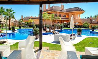 Ruim, volledig gerenoveerd appartement met zeezicht te koop in een luxe complex met talrijke voorzieningen in Nueva Andalucia, Marbella 20223 