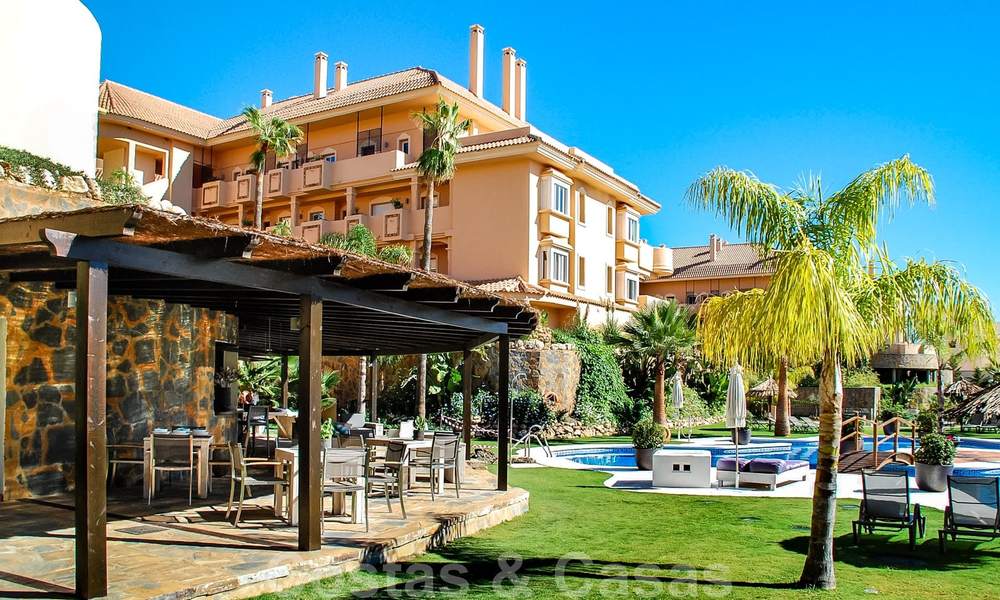 Ruim, volledig gerenoveerd appartement met zeezicht te koop in een luxe complex met talrijke voorzieningen in Nueva Andalucia, Marbella 20226