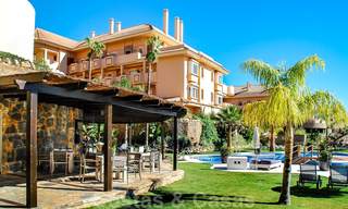 Ruim, volledig gerenoveerd appartement met zeezicht te koop in een luxe complex met talrijke voorzieningen in Nueva Andalucia, Marbella 20226 