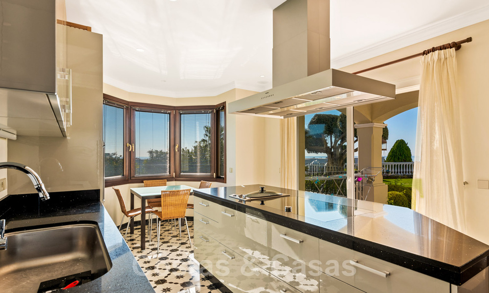 Luxevilla te koop in een klassieke stijl met zeezicht in een golfwijk in Marbella - Benahavis 41506