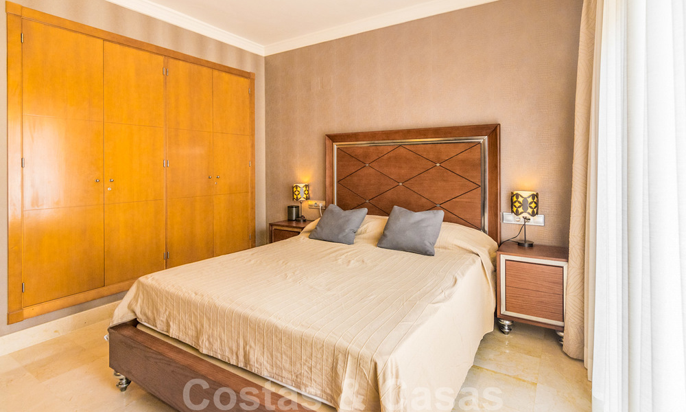 Elegant, recentelijk gerenoveerd appartement met mooi open uitzicht te koop in een prestigieus complex in Nueva Andalucía, Marbella 20298