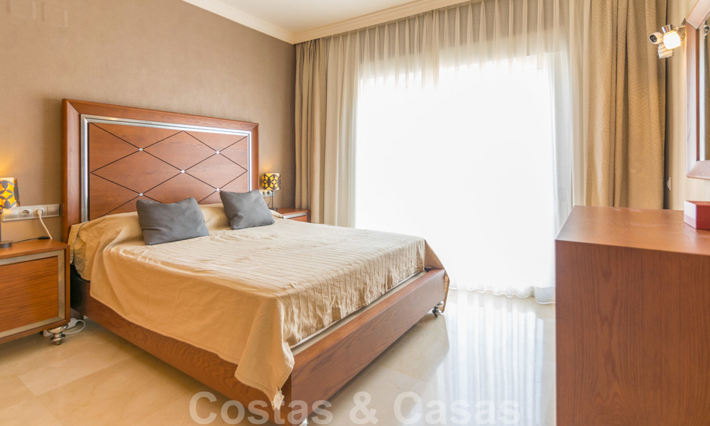 Elegant, recentelijk gerenoveerd appartement met mooi open uitzicht te koop in een prestigieus complex in Nueva Andalucía, Marbella 20299