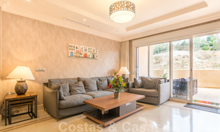 Elegant, recentelijk gerenoveerd appartement met mooi open uitzicht te koop in een prestigieus complex in Nueva Andalucía, Marbella 20303 