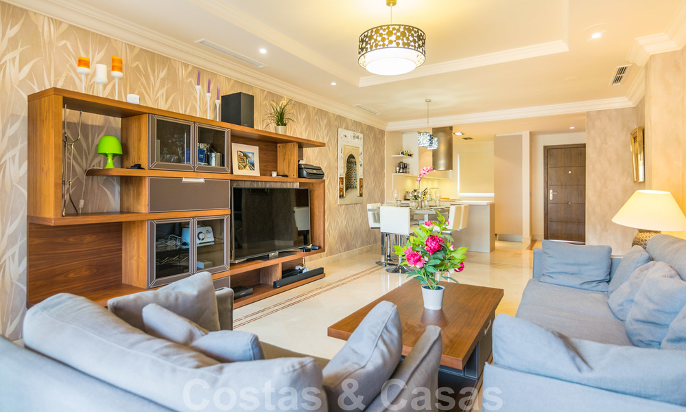 Elegant, recentelijk gerenoveerd appartement met mooi open uitzicht te koop in een prestigieus complex in Nueva Andalucía, Marbella 20304