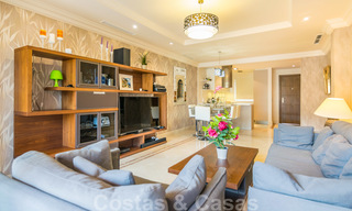 Elegant, recentelijk gerenoveerd appartement met mooi open uitzicht te koop in een prestigieus complex in Nueva Andalucía, Marbella 20304 