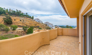 Elegant, recentelijk gerenoveerd appartement met mooi open uitzicht te koop in een prestigieus complex in Nueva Andalucía, Marbella 20311 