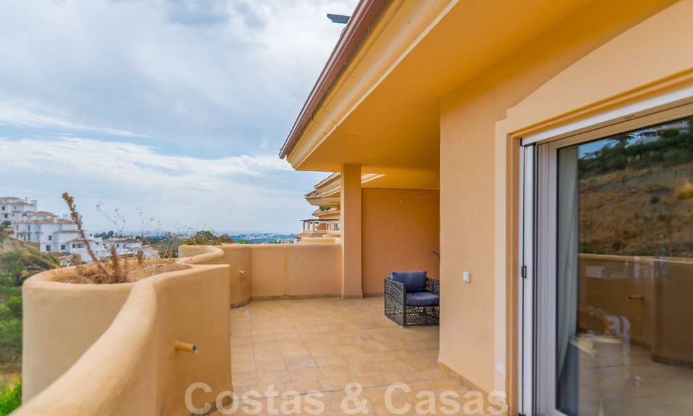 Elegant, recentelijk gerenoveerd appartement met mooi open uitzicht te koop in een prestigieus complex in Nueva Andalucía, Marbella 20312