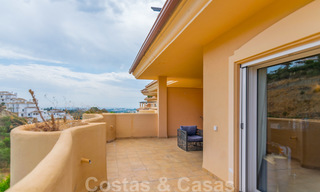Elegant, recentelijk gerenoveerd appartement met mooi open uitzicht te koop in een prestigieus complex in Nueva Andalucía, Marbella 20312 