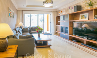 Elegant, recentelijk gerenoveerd appartement met mooi open uitzicht te koop in een prestigieus complex in Nueva Andalucía, Marbella 20320 