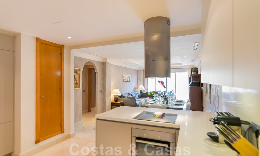 Elegant, recentelijk gerenoveerd appartement met mooi open uitzicht te koop in een prestigieus complex in Nueva Andalucía, Marbella 20322