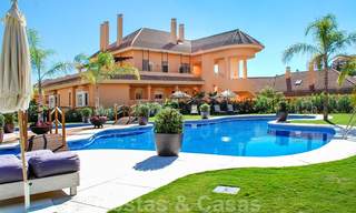 Elegant, recentelijk gerenoveerd appartement met mooi open uitzicht te koop in een prestigieus complex in Nueva Andalucía, Marbella 20374 