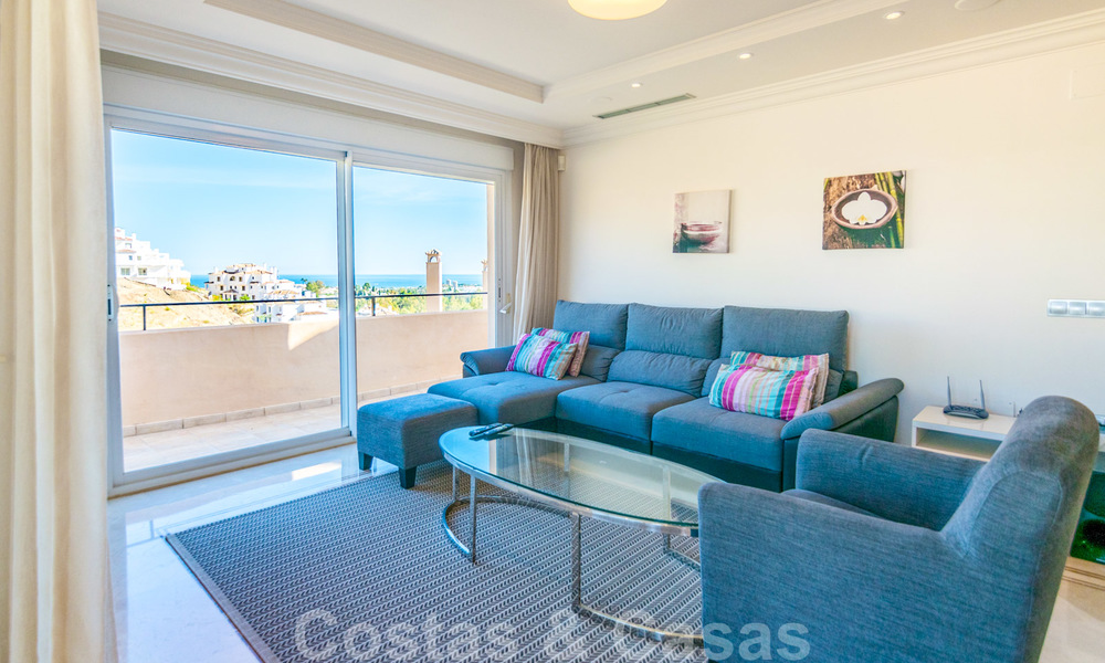 Zeldzaam, zeer mooi penthouse appartement met groot terras en adembenemend zeezicht te koop in Nueva Andalucia, Marbella 20325