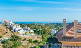 Zeldzaam, zeer mooi penthouse appartement met groot terras en adembenemend zeezicht te koop in Nueva Andalucia, Marbella 20328 