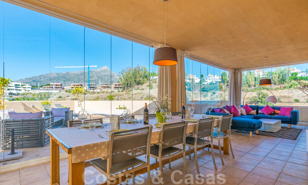 Zeldzaam, zeer mooi penthouse appartement met groot terras en adembenemend zeezicht te koop in Nueva Andalucia, Marbella 20342