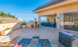 Zeldzaam, zeer mooi penthouse appartement met groot terras en adembenemend zeezicht te koop in Nueva Andalucia, Marbella 20348 