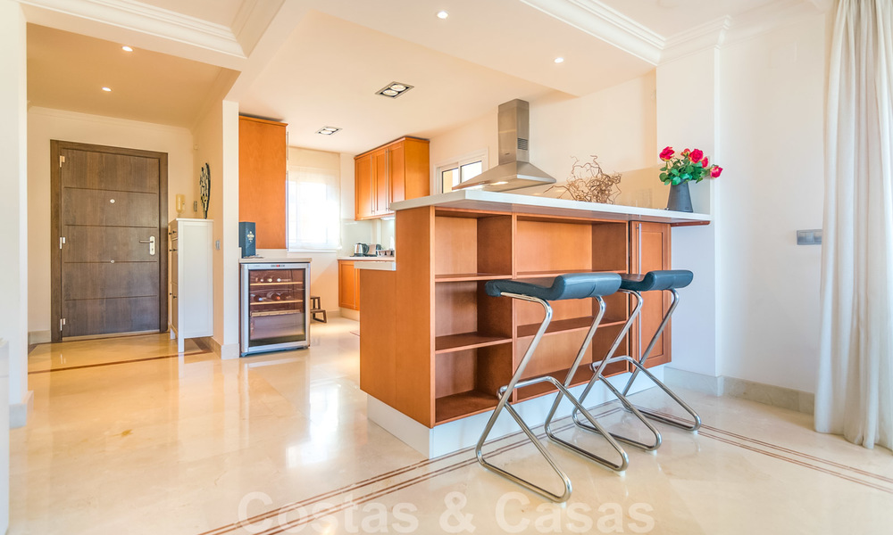 Zeldzaam, zeer mooi penthouse appartement met groot terras en adembenemend zeezicht te koop in Nueva Andalucia, Marbella 20359