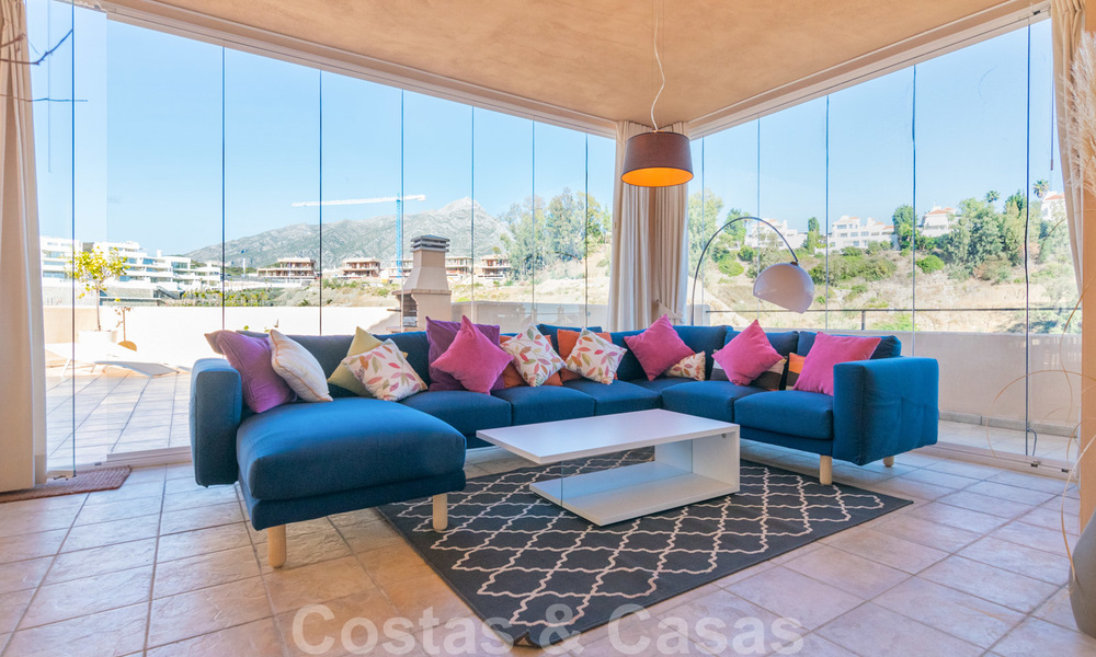 Zeldzaam, zeer mooi penthouse appartement met groot terras en adembenemend zeezicht te koop in Nueva Andalucia, Marbella 20360