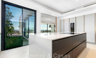 VERKOCHT. Super luxueuze eigentijdse villa met uitzicht op zee en bergen te koop in de Gouden Driehoek van Benahavis, Estepona, Marbella 20759 