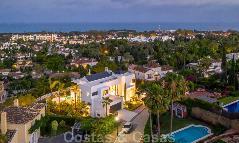 VERKOCHT. Super luxueuze eigentijdse villa met uitzicht op zee en bergen te koop in de Gouden Driehoek van Benahavis, Estepona, Marbella 25434
