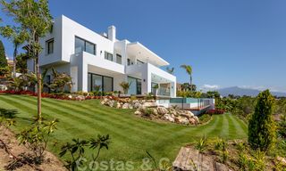VERKOCHT. Super luxueuze eigentijdse villa met uitzicht op zee en bergen te koop in de Gouden Driehoek van Benahavis, Estepona, Marbella 25437 