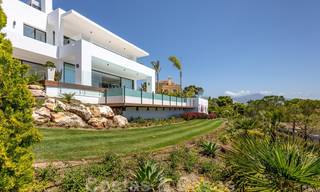 VERKOCHT. Super luxueuze eigentijdse villa met uitzicht op zee en bergen te koop in de Gouden Driehoek van Benahavis, Estepona, Marbella 25440 