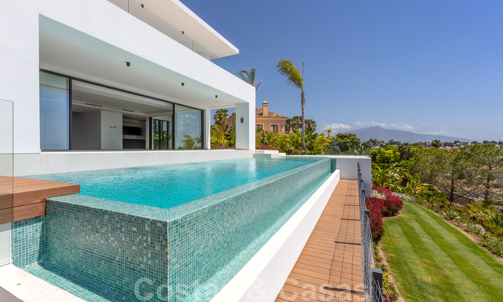 VERKOCHT. Super luxueuze eigentijdse villa met uitzicht op zee en bergen te koop in de Gouden Driehoek van Benahavis, Estepona, Marbella 25441